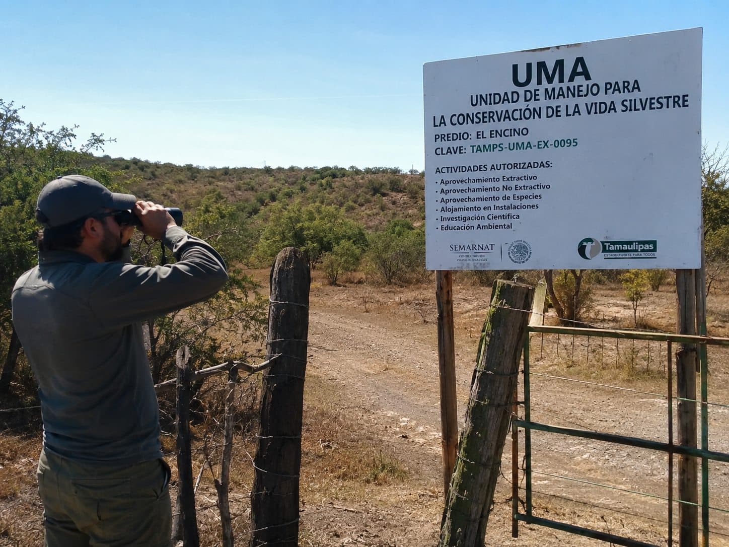 Entrada de UMA con senaletica de conservacion y manejo para la vida silvestre